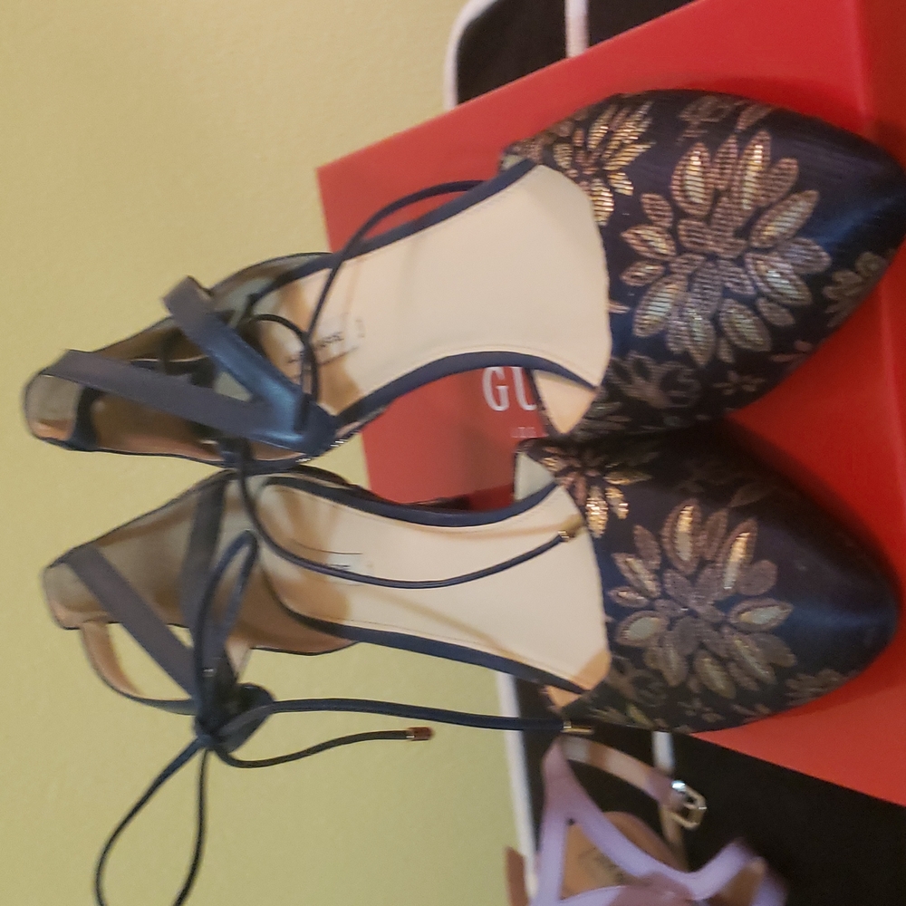 Shoes. - Picture 2 of 6